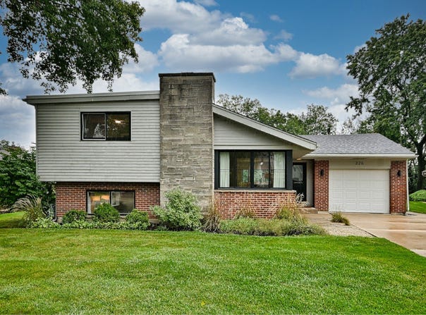 326 E Huntington Lane, Elmhurst, IL 60126