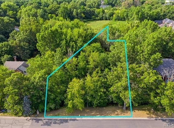 8959 Clubwood Drive, Walled Lake, MI 48390