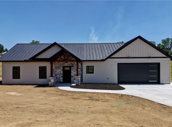 821 SW Miller Avenue, Sugarcreek, OH 44681