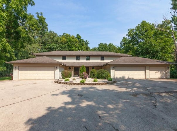 126 N Lapham Peak Rd, Delafield, WI 53018