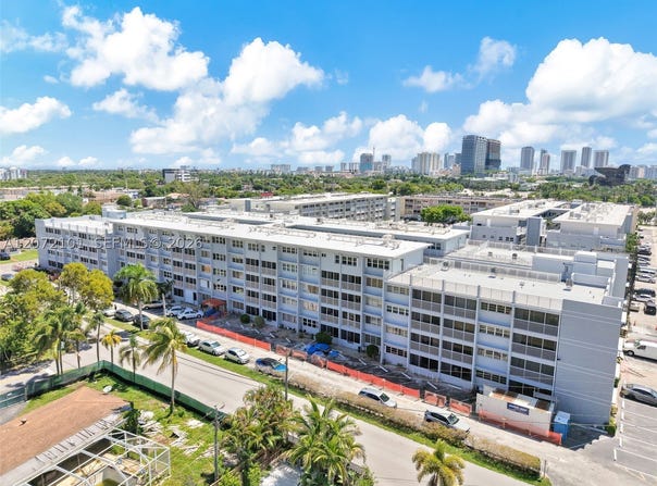 215 SE 3rd Ave, Hallandale Beach, FL 33009