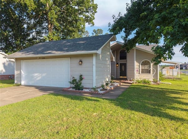 1300 Princeton DR, Fort Smith, AR 72908