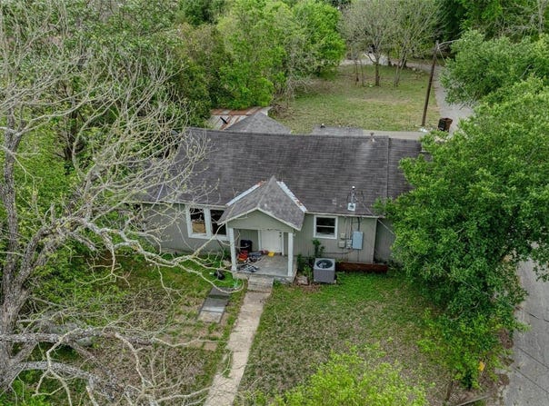 1006 Proctor St, Lockhart, TX 78644
