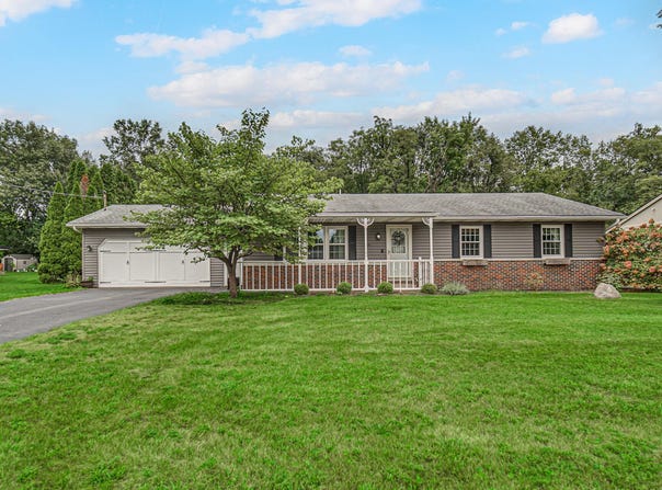 8868 Luann Drive E, DeMotte, IN 46310