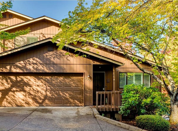 2221 RIDGEWAY Dr, Eugene, OR 97401