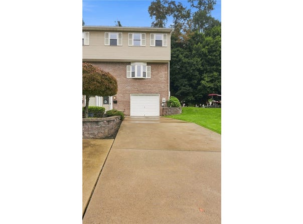 331 CLAVALE DR, N Versailles, PA 15137