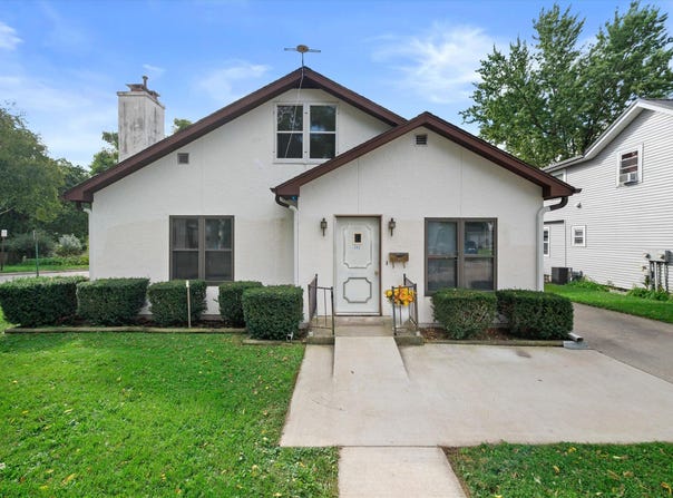 143 E Luther Ave, Oconomowoc, WI 53066