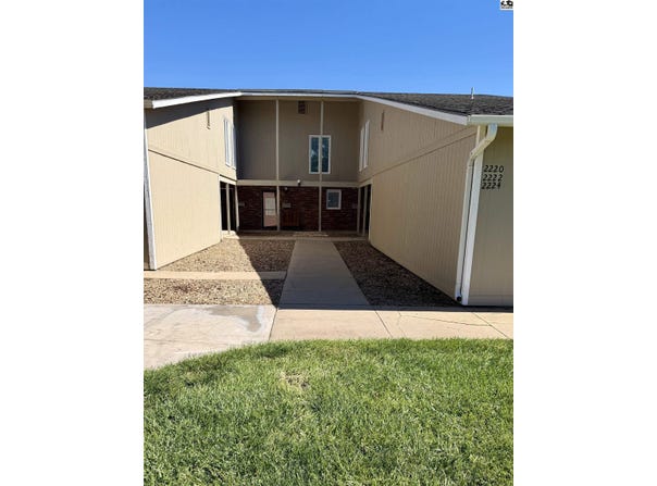 2224 Dover Dr, Hutchinson, KS 67502