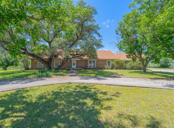 908 W Barnes Avenue, Comanche, TX 76442