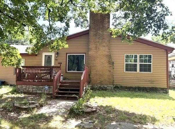 126 E Pleasant Street, Aurora, MO 65605