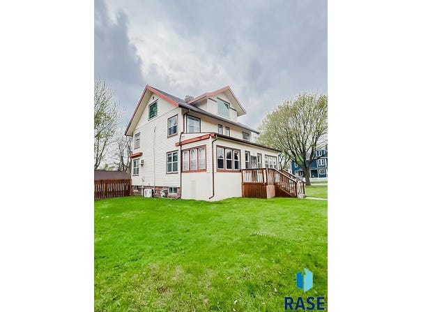 327 W Main St, Luverne, MN 56156