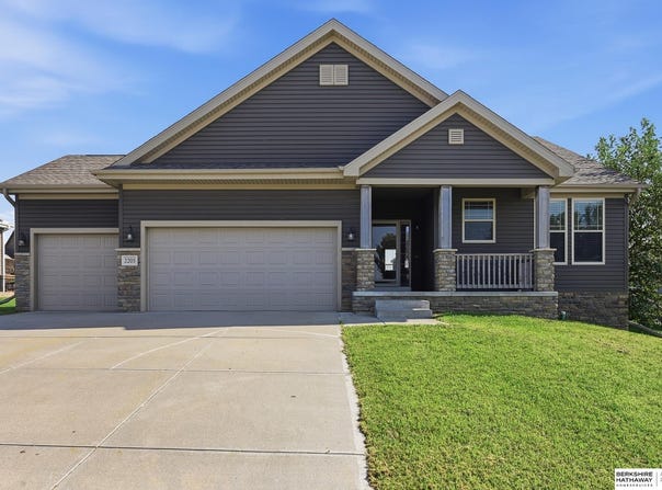 2205 Hedgeapple Drive, Plattsmouth, NE 68048