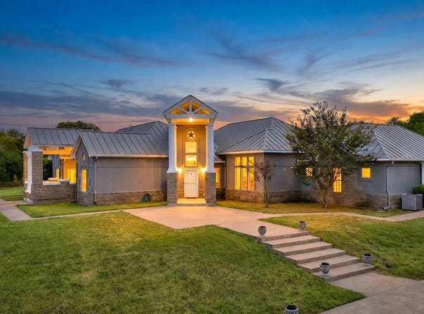 2524 S Robinson Dr, Robinson, TX 76706