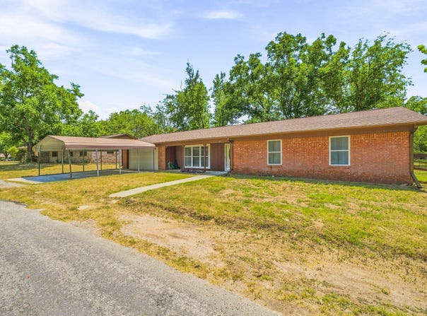 140 E Plum Avenue, De Leon, TX 76444
