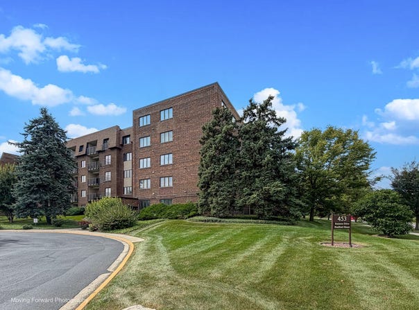 453 Raintree Drive, Glen Ellyn, IL 60137