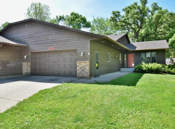 1252 Rolling Oaks Lane NW, Hutchinson, MN 55350