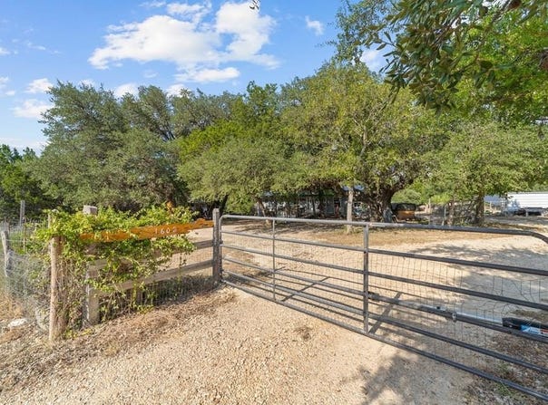 1602 Broad Oak Dr, Bandera, TX 78003