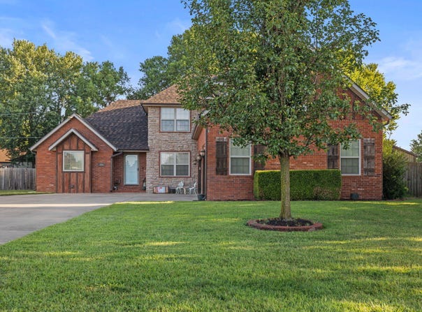 253 E Grace Street, Republic, MO 65738