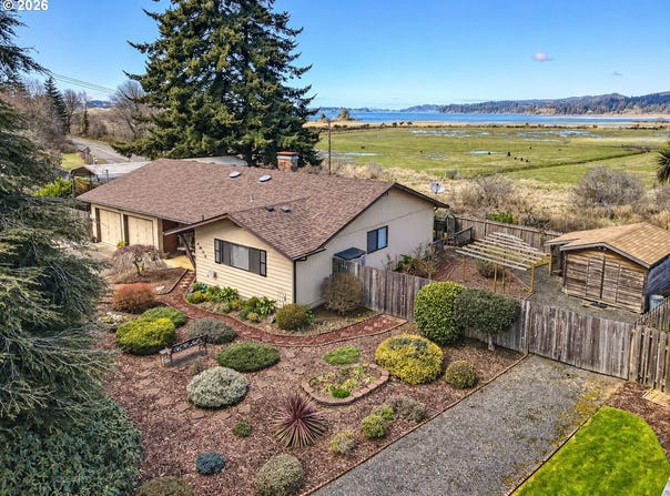 1605 APPLEWOOD Dr, CoosBay, OR 97420