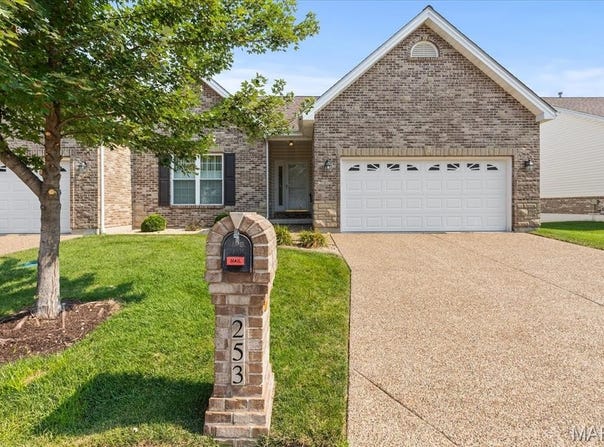 253 Strayhorn Drive, St Peters, MO 63376