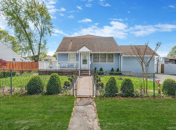 34 E Beech Street, Central Islip, NY 11722