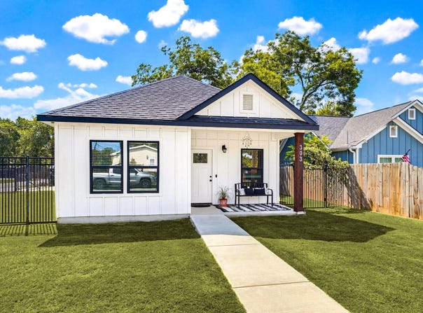 303 Pine Ave, Luling, TX 78648