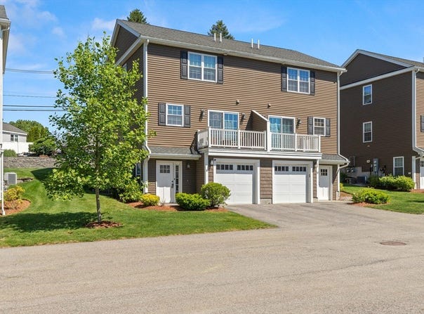 4 Fairview St, Chelmsford, MA 01863