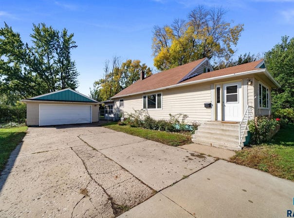 307 W Cedar St, Beresford, SD 57004-1716