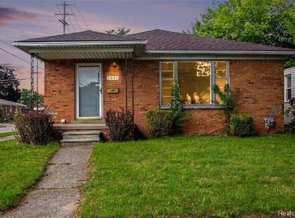 7511 Sterling, Center Line, MI 48015