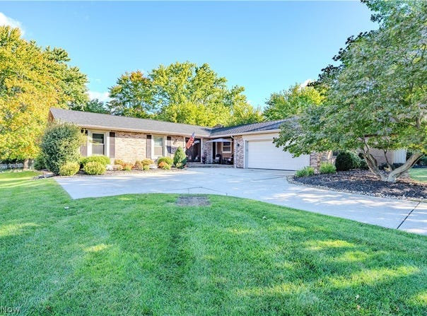 17096 Hawks Lookout Lane, Strongsville, OH 44136