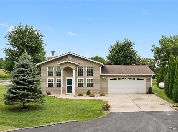 22017 Panorama Drive, Carlyle, IL 62231