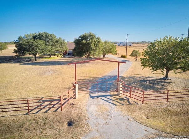 15260 Miller Rd, St Hedwig, TX 78152