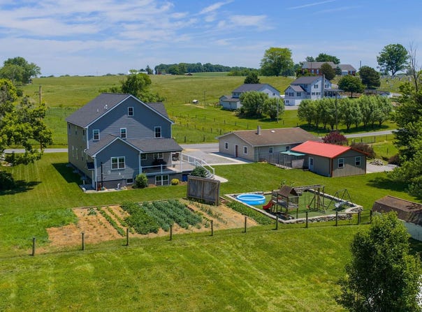 212 CEDAR Drive, LEOLA, PA 17540