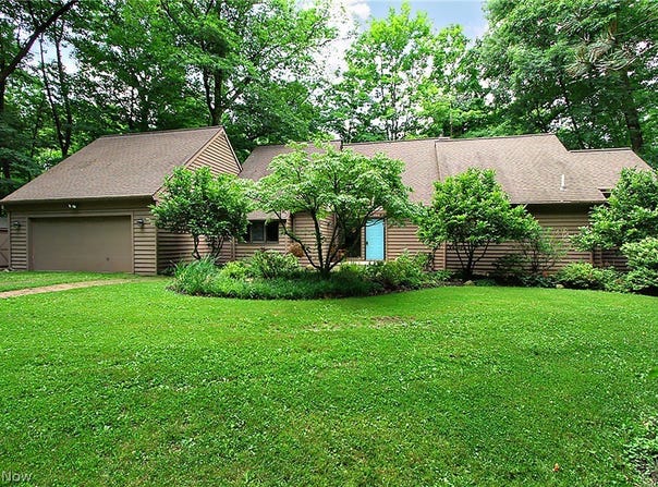 15490 Riddle Road, Chagrin Falls, OH 44022
