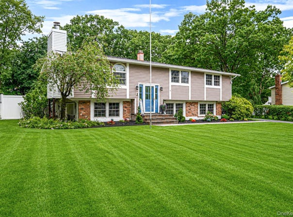 6 Mayflower Lane, East Setauket, NY 11733