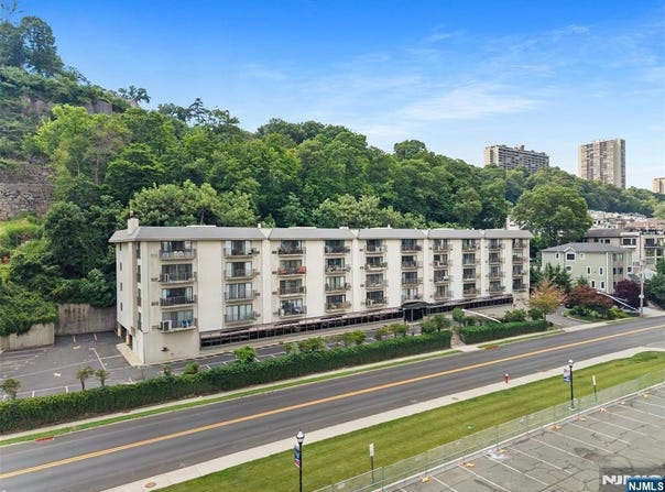 1150 River Road, Edgewater, NJ 07020