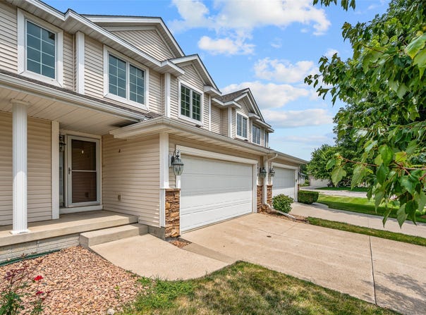 5916 Sapphire Circle, Johnston, IA 50131