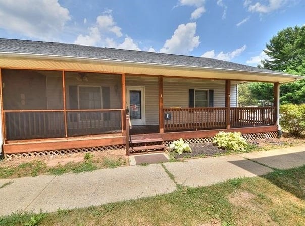 405 S LINDEN AVE, WAYNESBORO, VA 22980