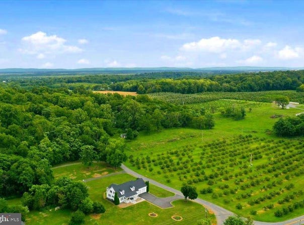 25 MISH Road, BUNKER HILL, WV 25413