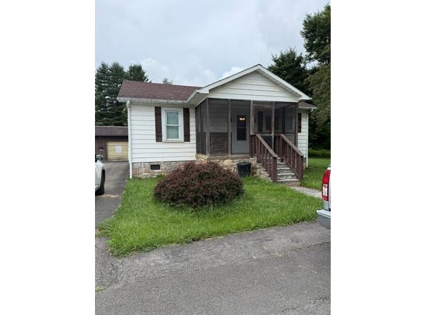 106 Sixth St, RAINELLE, WV 25962