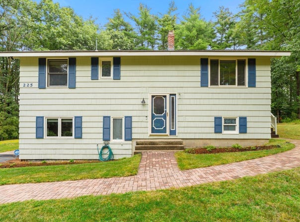 225 Taylor Rd, Stow, MA 01775