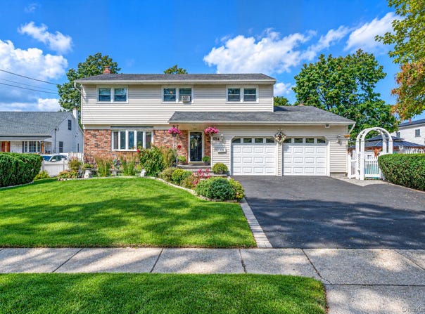 69A Erlanger Boulevard, North Babylon, NY 11703