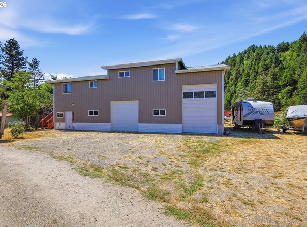 76566 DAVIS Rd, Oakridge, OR 97463