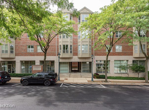 57 E Hattendorf Avenue, Roselle, IL 60172