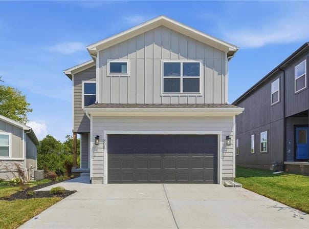 808 Glenn Circle, Raymore, MO 64083