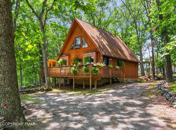 5218 Woodbridge Drive E, Bushkill, PA 18324