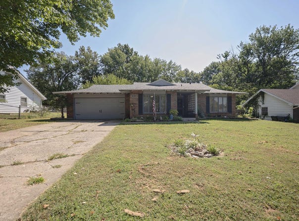 2516 S Weaver Avenue, Springfield, MO 65807