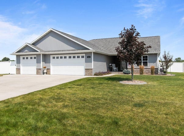 2818 W HIDDEN PINE Drive, APPLETON, WI 54913