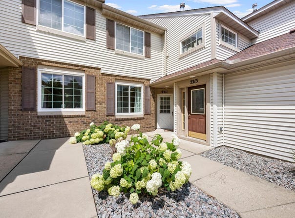 2215 White Water Way, Eagan, MN 55122