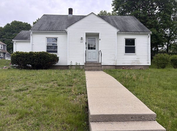 349 Oak St, Clinton, MA 01510